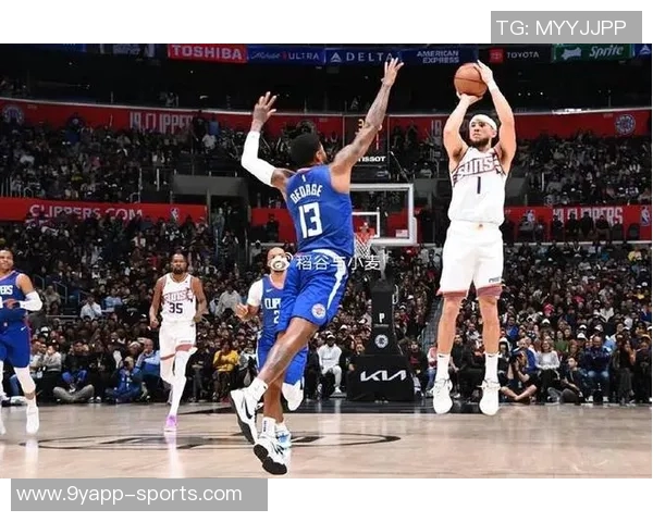 布克手感低迷却助攻频频半场仅得6分4失误展现团队配合